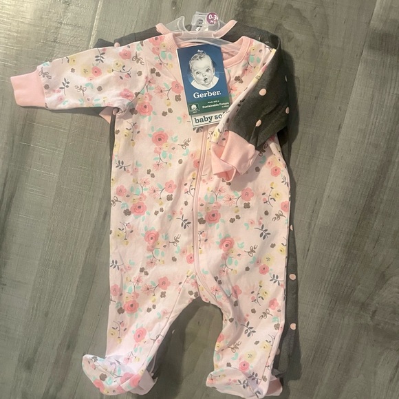 Gerber Other - NWT Baby girl sleep n plays - 2 pack